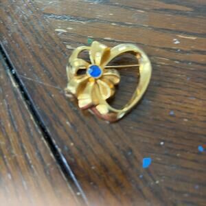 Vintage Avon Gold Tone Ribbon Heart Blue Rhinestone Brooch Pin